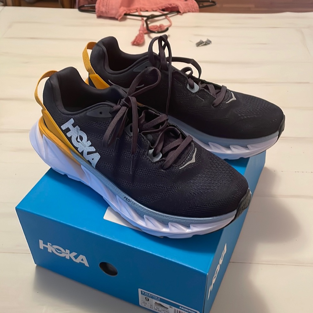 Never worn Hoka Profly size 9